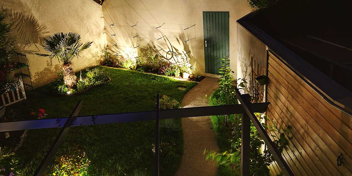 A Guide to Choosing Between Spotlights and Floodlights for Landscape Lighting
